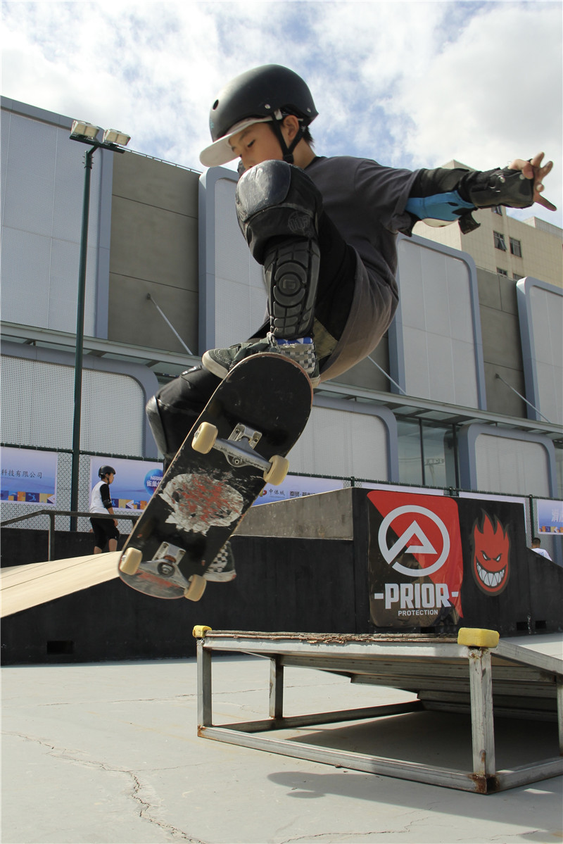 九游app下载-极限滑板赛，年轻选手再创新高