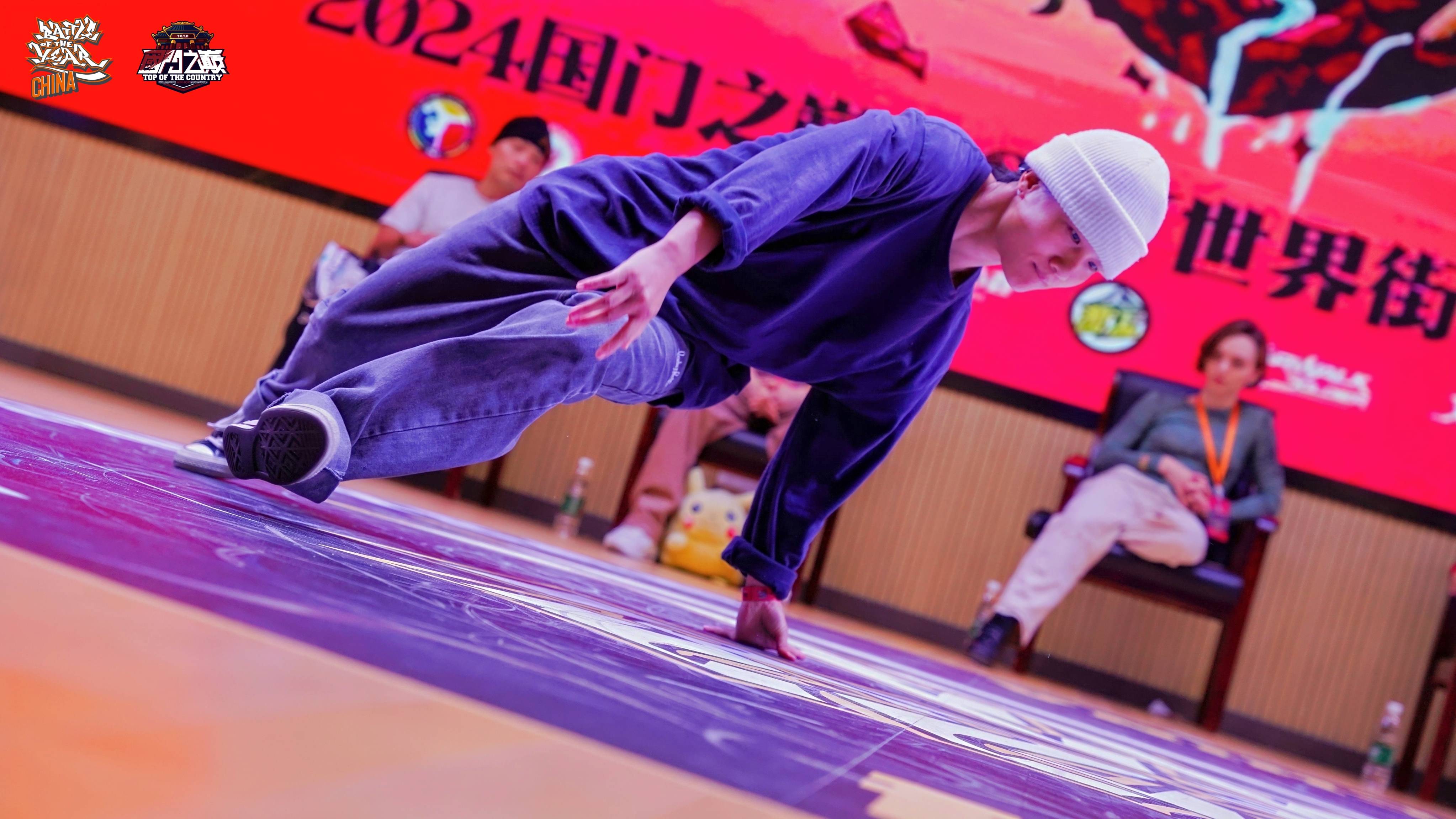 九游下载-现场气氛火热：观众鼓掌欢呼不断，比赛氛围浓厚！的简单介绍