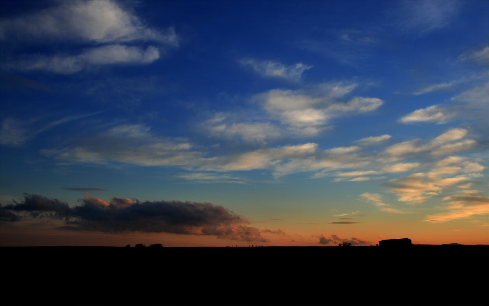 -库兹马诺维奇在巴黎奥运会手球比赛中多次扑救对方远射，库兹马持球