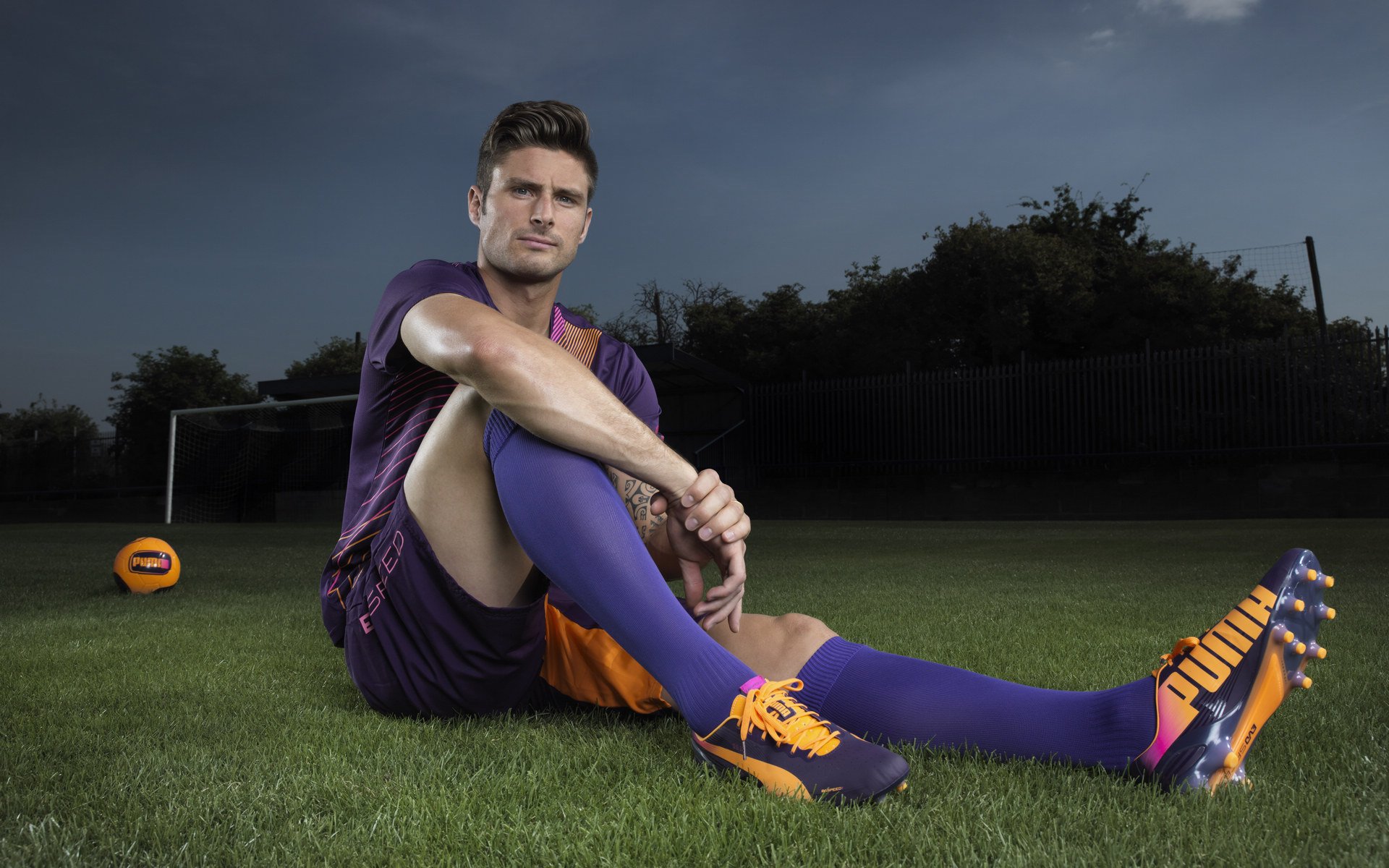 “少年足球比赛火热启动,培养未来明星”,少年足球队足球比赛视频